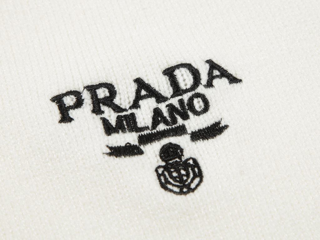 P220 PRADA Prada PRD 23FW machine embroidered monogram crew neck sweaterMade of customized 55 cashmere, draping on the body, imported machine melting three-dimensional embroidery, customized accessories, fitted shapeB Si