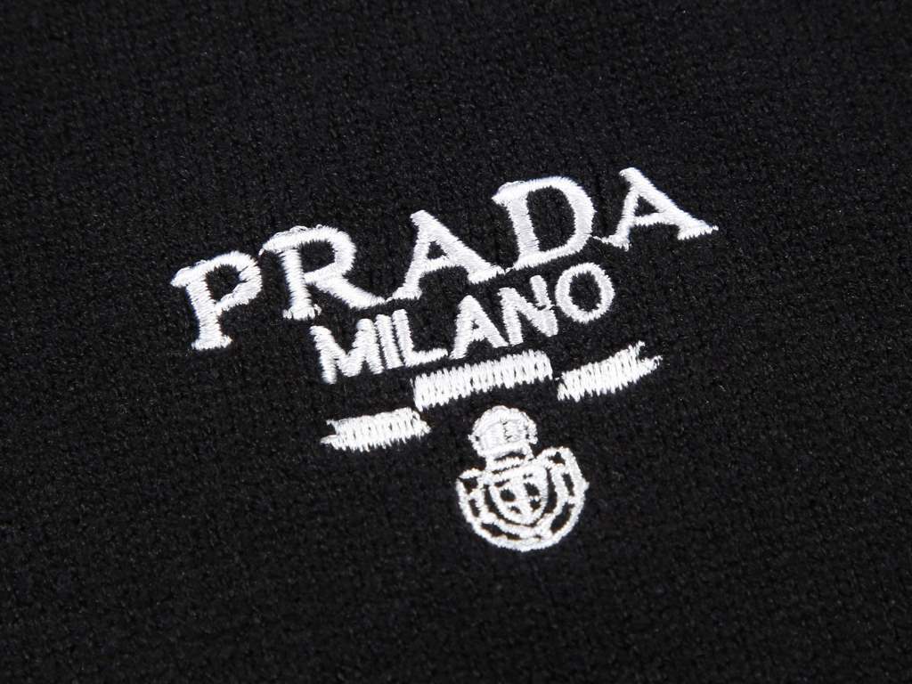 P220 PRADA Prada PRD 23FW machine embroidered monogram crew neck sweaterMade of customized 55 cashmere, draping on the body, imported machine melting three-dimensional embroidery, customized accessories, fitted shapeB Si