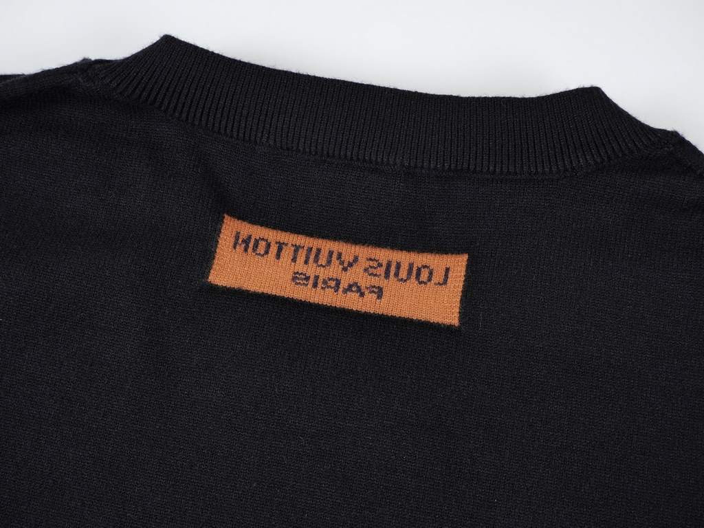 P235LouisVuitton 23SS solid color cuffs monogrammed jacquard logo crew neck sweater.This model uses 100% 16 count imported 5 knitting machine to do the whole piece of single side, shoulder receiving flower process. Split