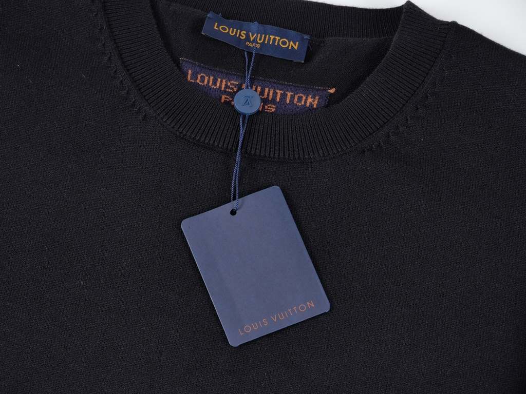 P235LouisVuitton 23SS solid color cuffs monogrammed jacquard logo crew neck sweater.This model uses 100% 16 count imported 5 knitting machine to do the whole piece of single side, shoulder receiving flower process. Split