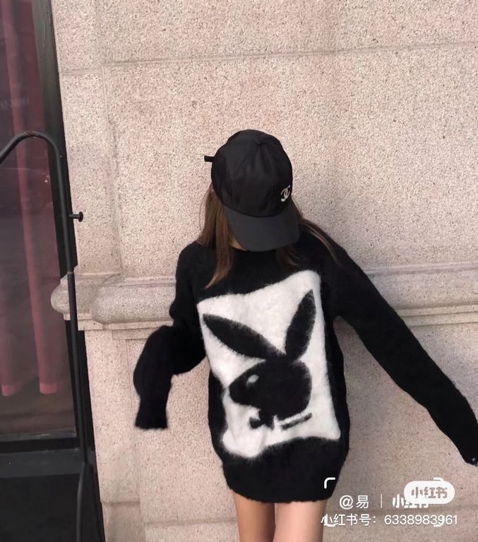 265Model number C67- Saint LaurentSt. Laurent co-branded Playboy bunny mohair sweater super soft rabbit cute huge good with men and women's models fabric is very comfortable and soft trimmed with burlap details and jacqu