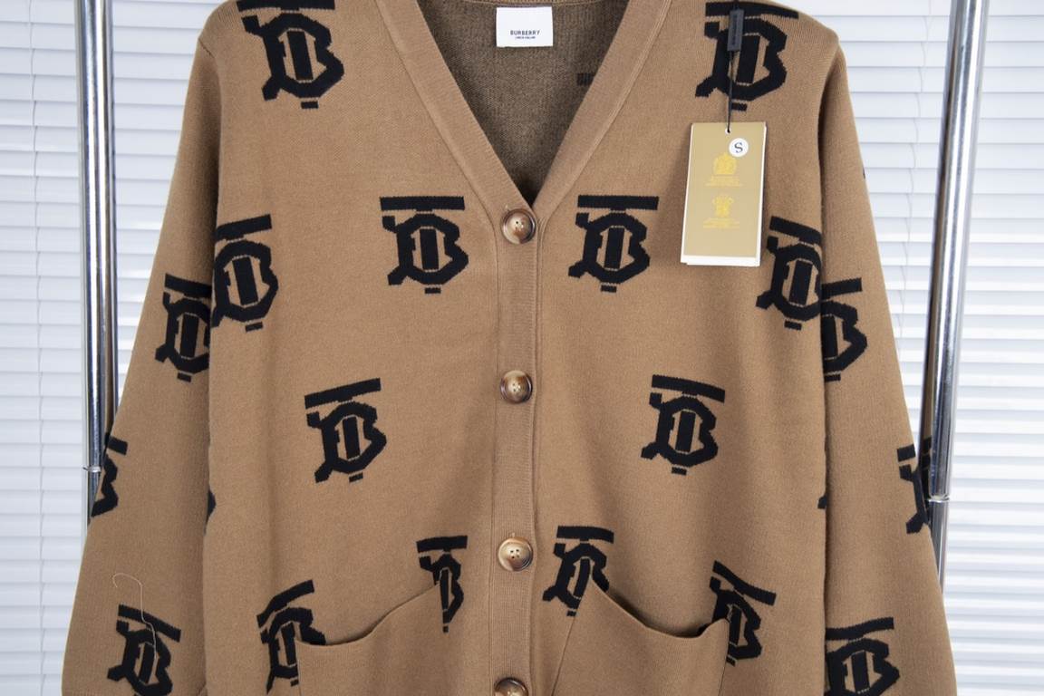 255Model No. C27Burberry Burberry fall and winter official website new full logo knit cardigan jacketElegant this piece is also cardigan this small cardigan inside take a bottom not too absolute son using wool blended de