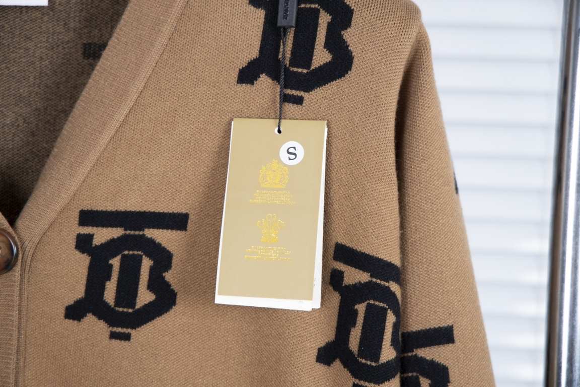 255Model No. C27Burberry Burberry fall and winter official website new full logo knit cardigan jacketElegant this piece is also cardigan this small cardigan inside take a bottom not too absolute son using wool blended de