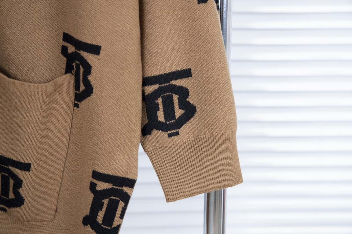 255Model No. C27Burberry Burberry fall and winter official website new full logo knit cardigan jacketElegant this piece is also cardigan this small cardigan inside take a bottom not too absolute son using wool blended de