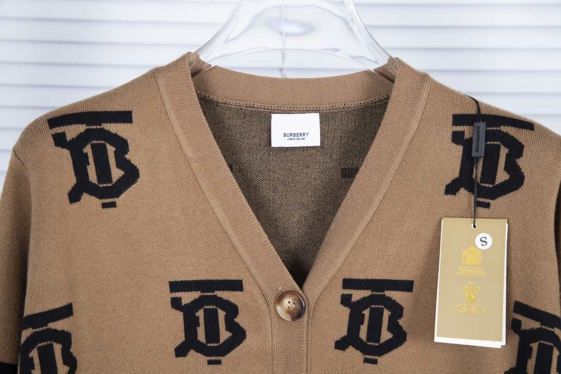 255Model No. C27Burberry Burberry fall and winter official website new full logo knit cardigan jacketElegant this piece is also cardigan this small cardigan inside take a bottom not too absolute son using wool blended de