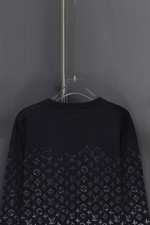 330 (not in stock to staple)Lv Gradient Sweater 23ss FallWinter Gradient Cotton Crew Knit This long-sleeved crew is made from a soft cotton knit that's perfect for the changing seasons.The Monogram jacquard pattern fades