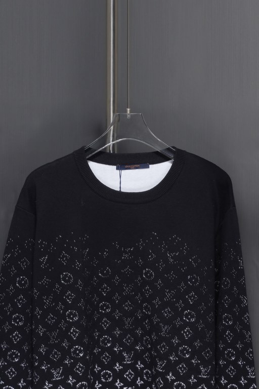 330 (not in stock to staple)Lv Gradient Sweater 23ss FallWinter Gradient Cotton Crew Knit This long-sleeved crew is made from a soft cotton knit that's perfect for the changing seasons.The Monogram jacquard pattern fades