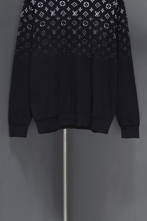 330 (not in stock can be stapled)Lv Gradient Sweater 23ss FallWinter Gradient Cotton Crew Knit This long-sleeved crew is made from a soft cotton knit that's perfect for the changing seasons.The Monogram jacquard pattern 