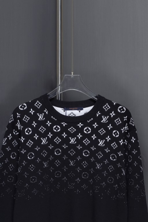 330 (not in stock can be stapled)Lv Gradient Sweater 23ss FallWinter Gradient Cotton Crew Knit This long-sleeved crew is made from a soft cotton knit that's perfect for the changing seasons.The Monogram jacquard pattern 