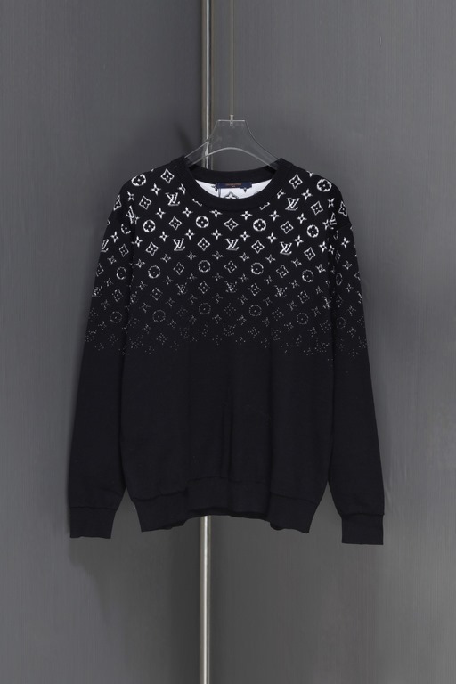 330 (not in stock can be stapled)Lv Gradient Sweater 23ss FallWinter Gradient Cotton Crew Knit This long-sleeved crew is made from a soft cotton knit that's perfect for the changing seasons.The Monogram jacquard pattern 