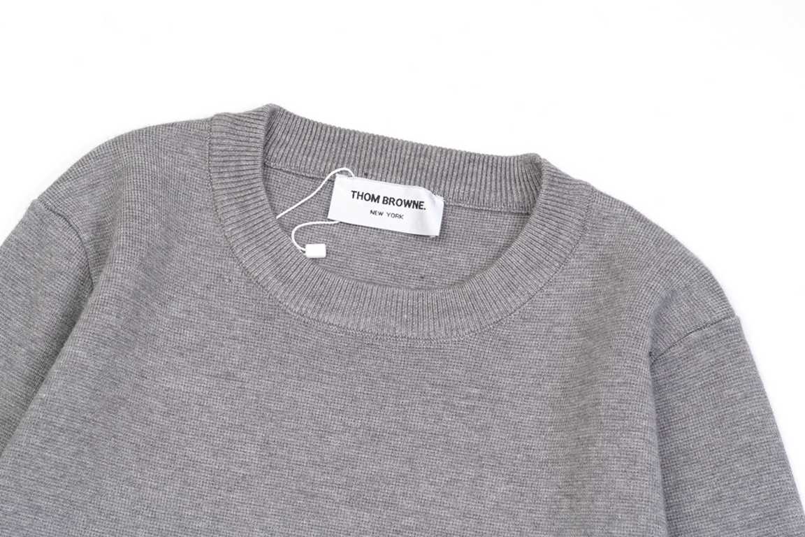 210Thom Browne   Thom Browne Waffle SweaterTB classic four-bar basic style year after year are wearing the classic models must choose the quality of   all the color fixed dye containing wool cotton yarn, soft skin-friend