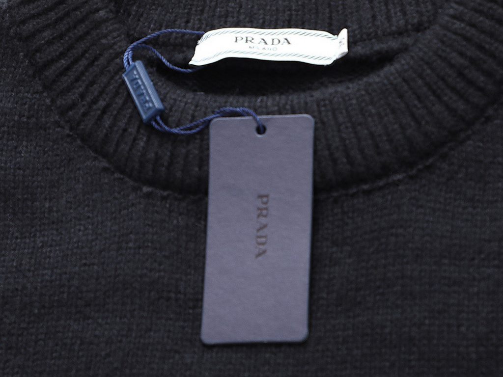 P270 (top of the line version) Distinctive cartons)Style Prada Prada Triangle Monogrammed Customized Wool SweaterColor picture colorSize S-XXLMaterial woolAccessories full set of customized accessoriesGender-neutral Unis