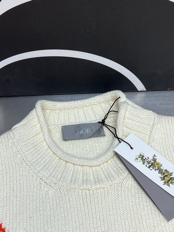 450 Dior Desert Jacquard Triangle Painted SweaterBeige parts are made of 50 wool 50 viscose 26 count yarn, first desizing the original yarn then 5 hairs and one hair, using a special process for twisting, the finished pr