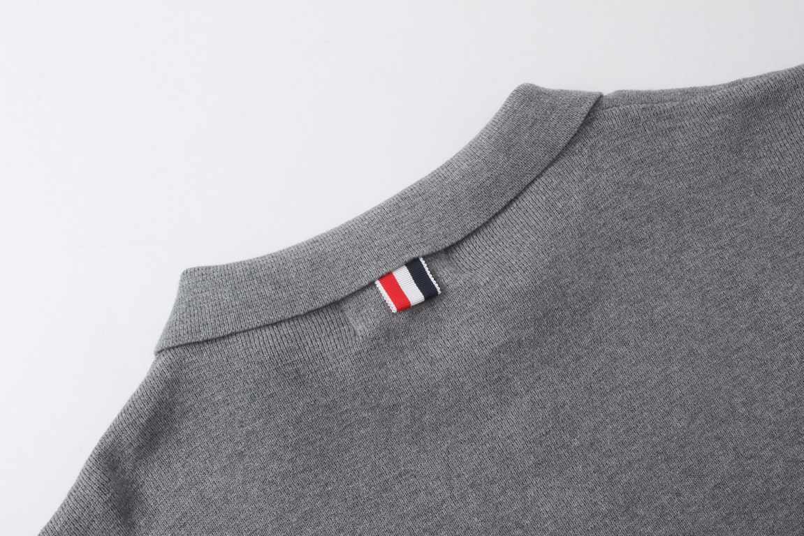 p225Thom Browne  TB23 fall and winter new polo lapel sweater.Made of wool and cotton, the sweater is soft and smooth, warm and comfortable, embellished with TB classic elements, mother-of-pearl buttons on the placket, an