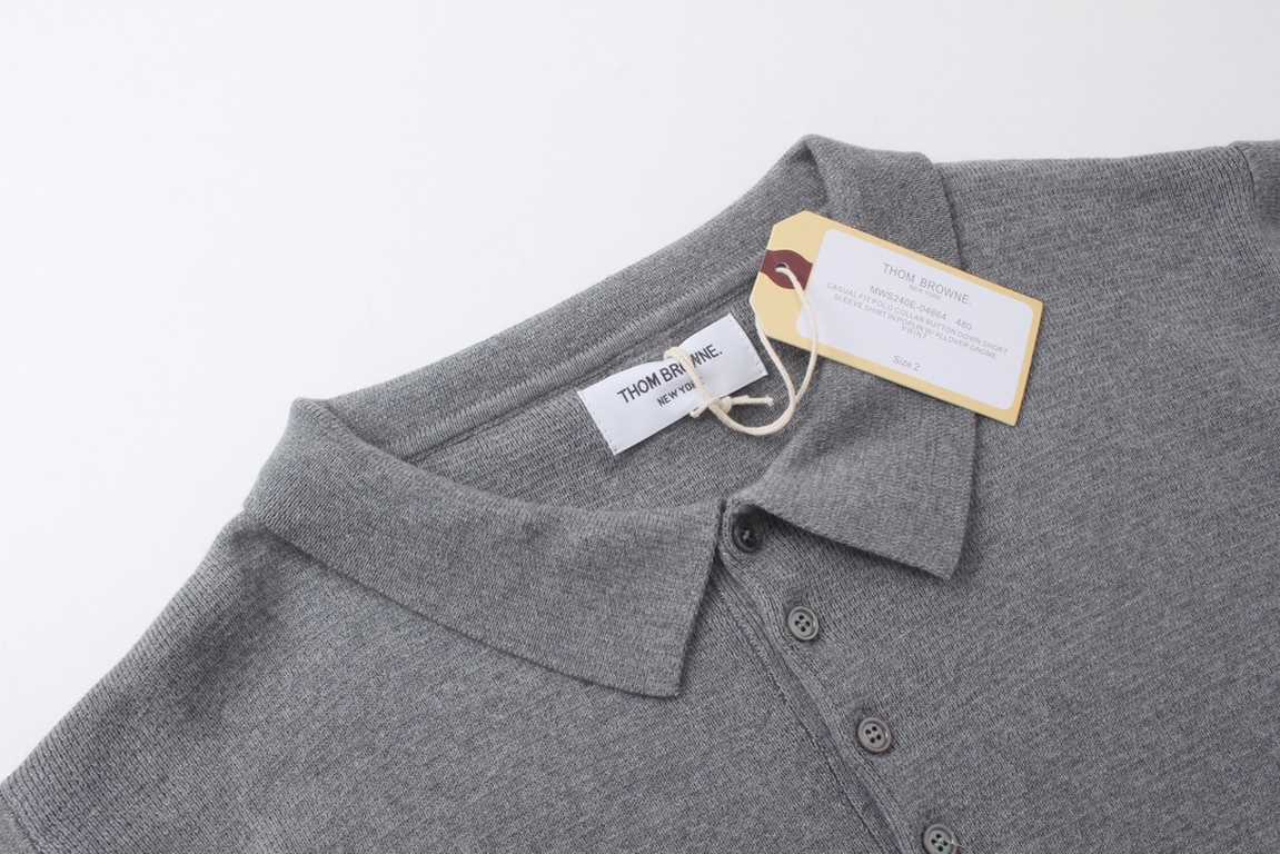 p225Thom Browne  TB23 fall and winter new polo lapel sweater.Made of wool and cotton, the sweater is soft and smooth, warm and comfortable, embellished with TB classic elements, mother-of-pearl buttons on the placket, an