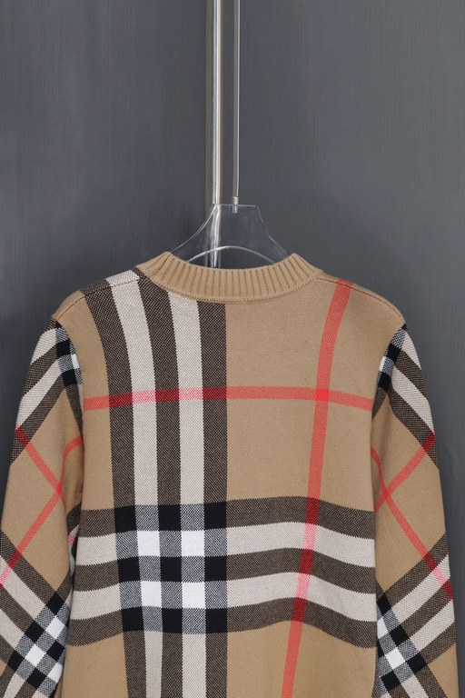 335 (not in stock can be maintaned)BBR Burberry fall and winter new round neck knitted sweaterThe official synchronization in the sale of loose fit, the original version of the consistent knitted jacquard plaid pattern, 