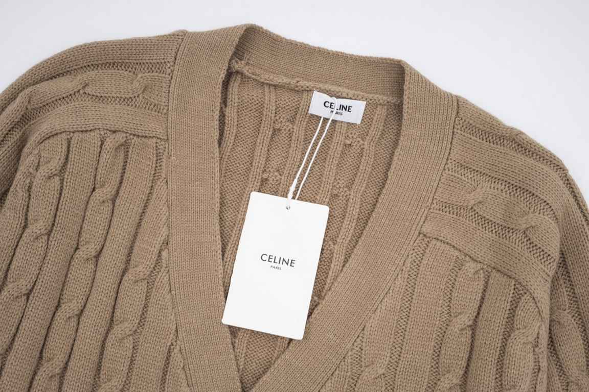 280Model No. D75Celine Celine New TRIOMPHE Embroidered Twisted Knit CardiganMaterial blended goat hairTechnics TRIOMPHE embroideryLeather material sheepskinTRIOMPHE embroidery on classic V-neckline｜ dolman sleeves｜ ribbe