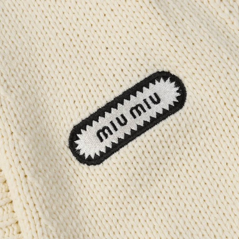 260MiuMiuMiuMiu 23Fw College Style V-Neck Sweater CardiganLazy temperament collision V-neck wool plain knit long-sleeved cardigan Full of design sense of the threaded knit look good and not easy to hit the shirt Beige us