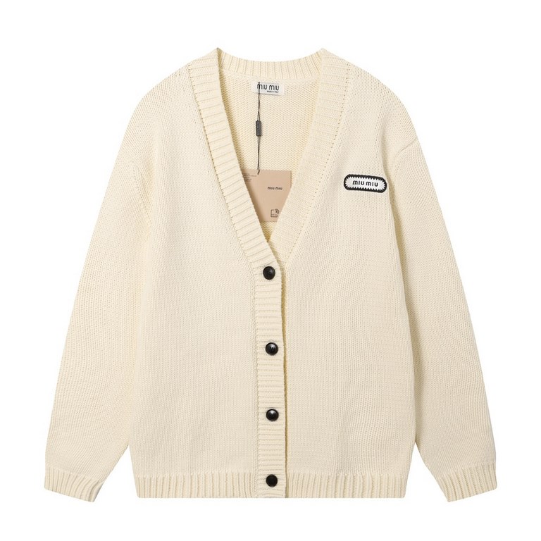 260MiuMiuMiuMiu 23Fw College Style V-Neck Sweater CardiganLazy temperament collision V-neck wool plain knit long-sleeved cardigan Full of design sense of the threaded knit look good and not easy to hit the shirt Beige us