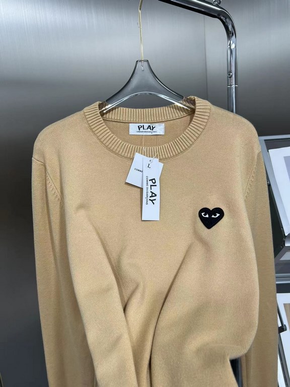 138  Paly Rei Kawakubo Classic love   sweater never out of fashion models  , outside wear inside take are no problem ! Wool blend material, warmth is super good, the classic is as long as you wear not bad will not be out