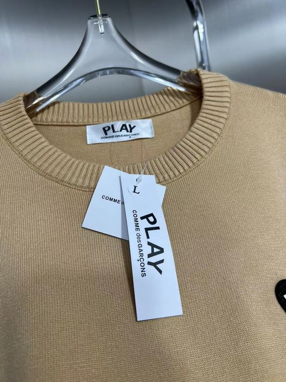 138  Paly Rei Kawakubo Classic love   sweater never out of fashion models  , outside wear inside take are no problem ! Wool blend material, warmth is super good, the classic is as long as you wear not bad will not be out