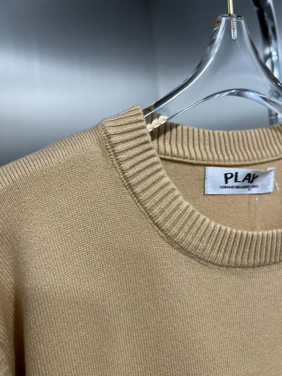 138  Paly Rei Kawakubo Classic love   sweater never out of fashion models  , outside wear inside take are no problem ! Wool blend material, warmth is super good, the classic is as long as you wear not bad will not be out