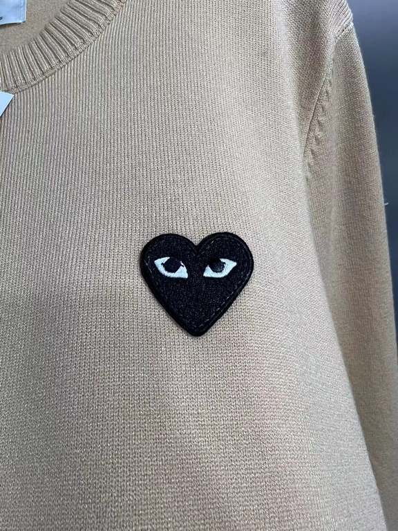 138  Paly Rei Kawakubo Classic love   sweater never out of fashion models  , outside wear inside take are no problem ! Wool blend material, warmth is super good, the classic is as long as you wear not bad will not be out