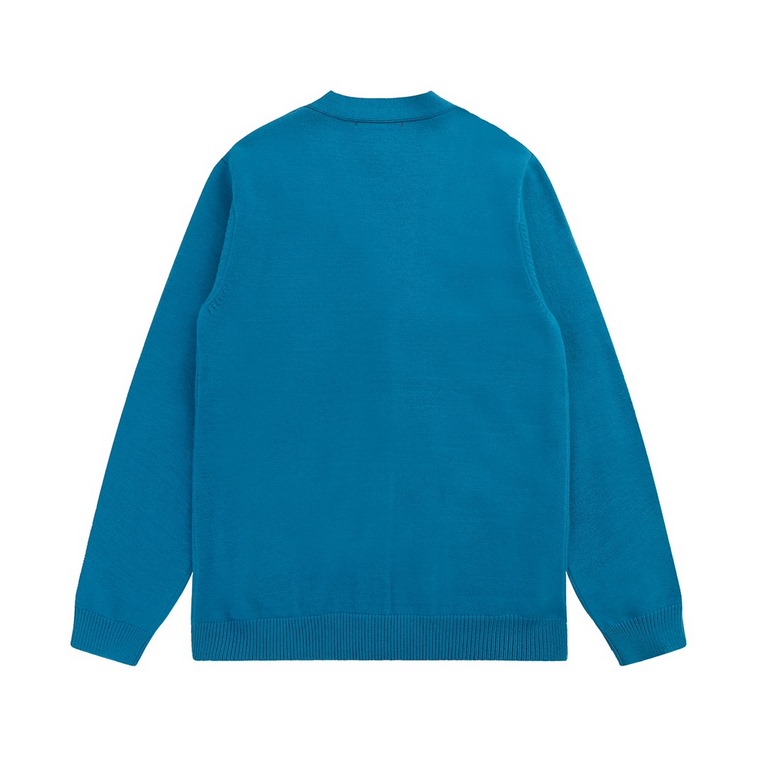 P245 Product Details.This blue V-neck cardigan is crafted from cashmere. The textured sweater shape lends a modern twist to the traditional silhouette, while the small Gucci horsebit embroidery is an understated nod to t