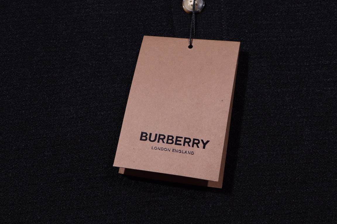 P260, Burberry 23ss latest models of autumn and winter fashion sweater knitted, the top version of the waffle Gertie knitted log0 solid color counter models wool lapel pullover, counter a touch of the same to create the 