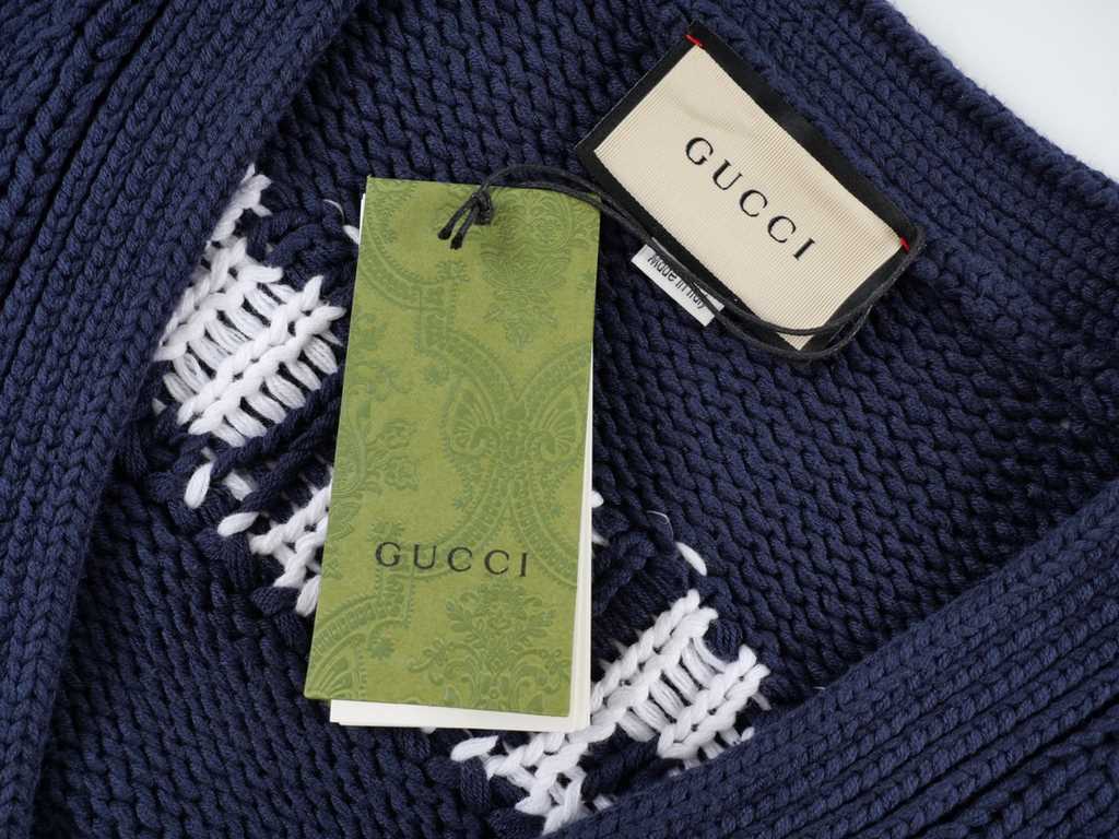 P270Gucci Gucci FallWinter 23 Chest white letters jacquard wool V-neck cardigan sweaterDESCRIPTIONThe collegiate style continues to heat up, constantly adding to the Gucci design aesthetic. In the new collection, the con