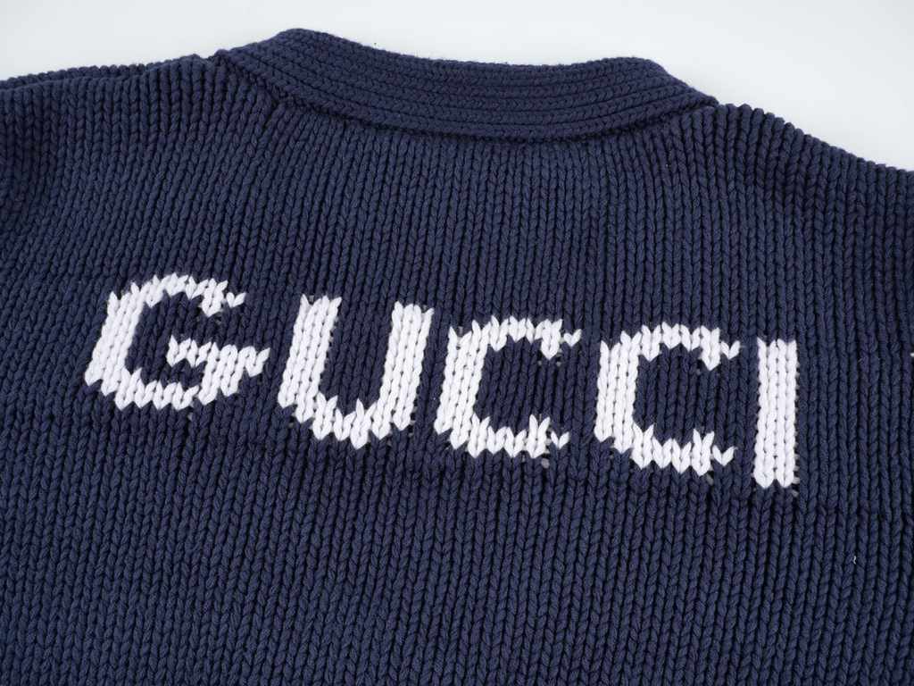 P270Gucci Gucci FallWinter 23 Chest white letters jacquard wool V-neck cardigan sweaterDESCRIPTIONThe collegiate style continues to heat up, constantly adding to the Gucci design aesthetic. In the new collection, the con