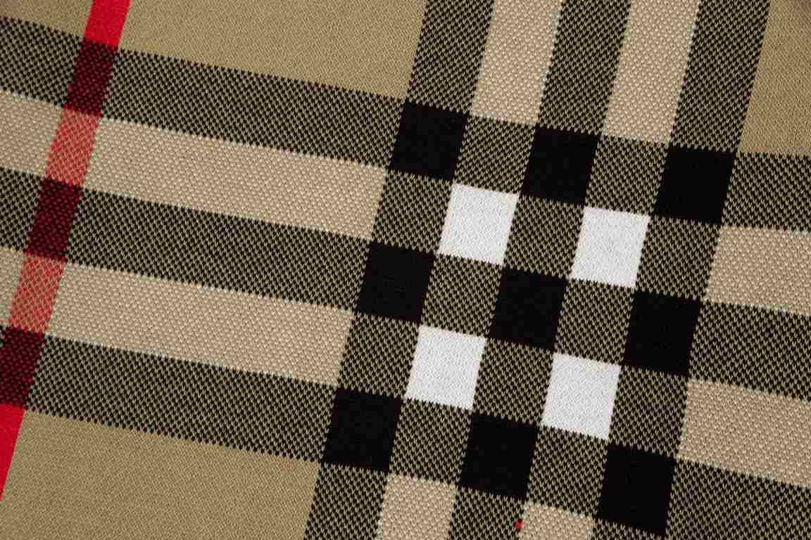 P250 BURBERRY Burberry. Colorblocked plaid crew neck classic colorblockingAll of the color fixed dyeing cotton yarn containing wool, soft and skin-friendly, double knitting is very thick, feel invincible good, get in the