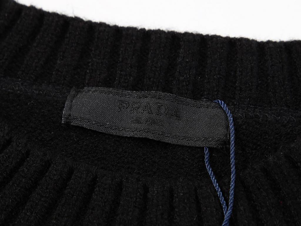 p240 high qualityPrada collar triangle exclusive logo design wool crew neck sweaterExclusive to the marketNot the hand feeling effect made by washing the wool content in the market.500KG for each color.Selected first-lin