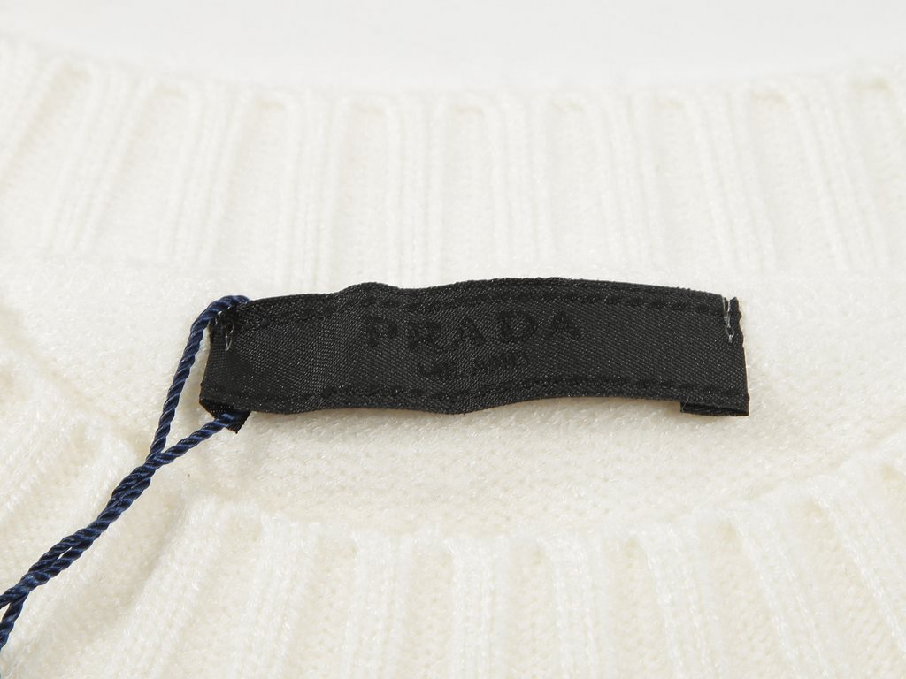 p240 high qualityPrada collar triangle exclusive logo design wool crew neck sweaterExclusive to the marketNot the hand feeling effect made by washing the wool content in the market.500KG for each color.Selected first-lin