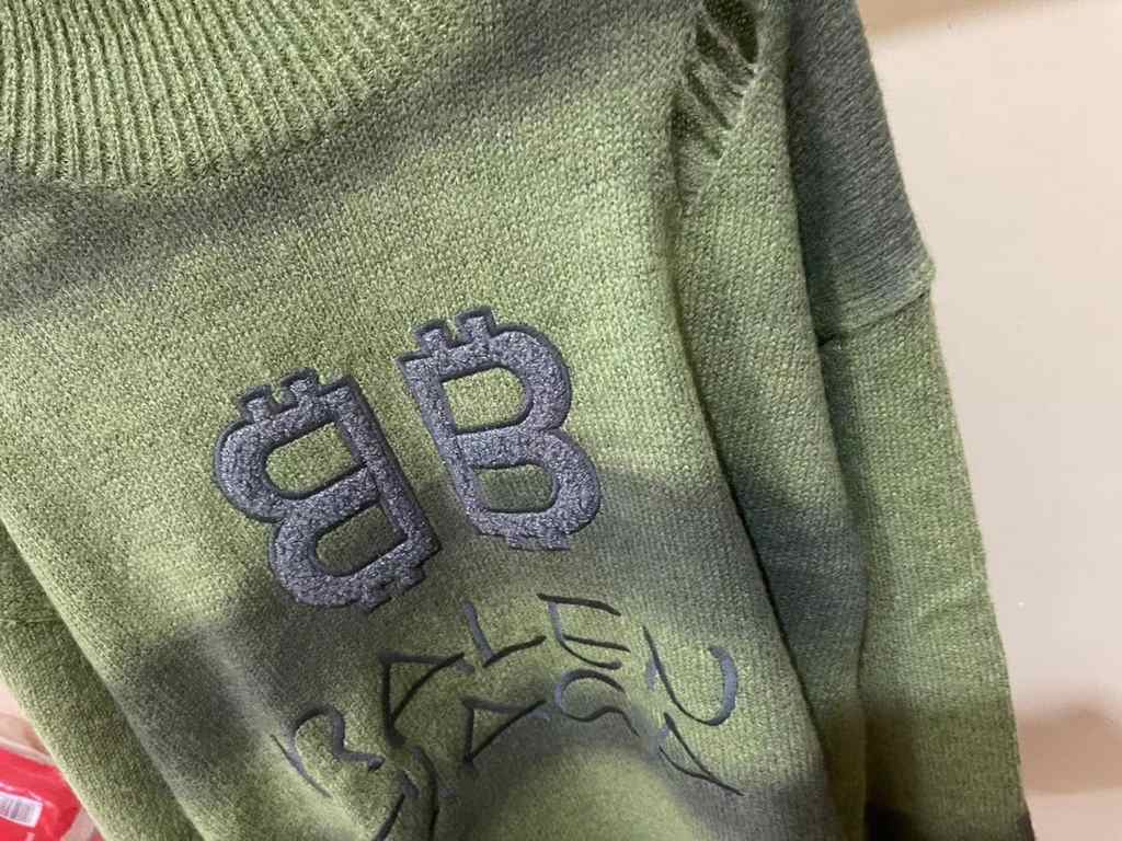 Model No. 6612#P275 [Top VersionDetailed picture of the big goods#23FW Double B Embroidered Aged Knit #BALENCIGA Paris#Fabrics are made of imported seahorse woolhigh-weight 1 to 1 fabricsThe front panel is made of import