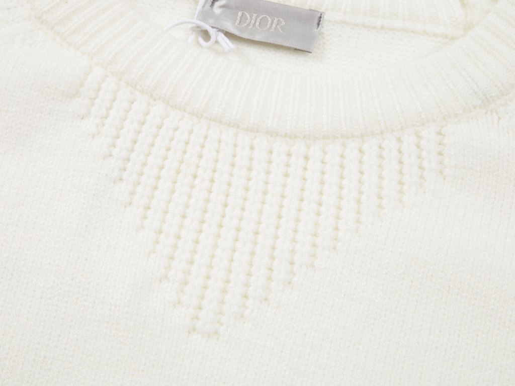 p245Dir Dior   2022 Autumn and Winter new, the latest official website fashion round neck sweater, the official website synchronization, counter custom fabrics! Close to the skin comfortable, durable and good to wear, th