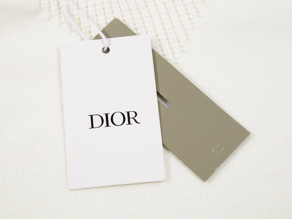 p245Dir Dior   2022 Autumn and Winter new, the latest official website fashion round neck sweater, the official website synchronization, counter custom fabrics! Close to the skin comfortable, durable and good to wear, th