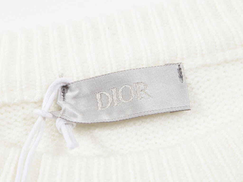 p245Dir Dior   2022 Autumn and Winter new, the latest official website fashion round neck sweater, the official website synchronization, counter custom fabrics! Close to the skin comfortable, durable and good to wear, th