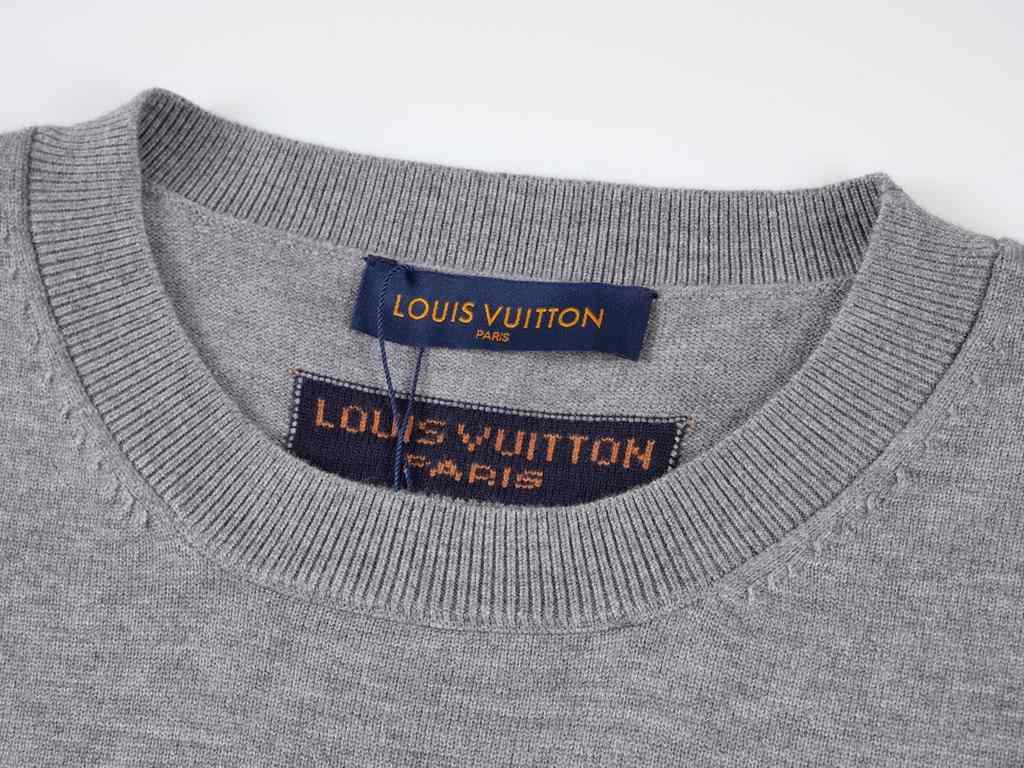 P235LouisVuitton 23SS solid color cuffs monogrammed jacquard logo crew neck sweater.This model uses 100% 16 count imported 5 knitting machine to do the whole piece of single side, shoulder receiving flower process. Split