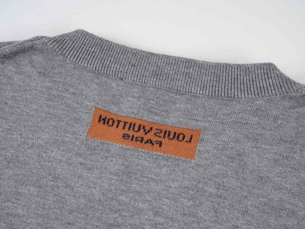 P235LouisVuitton 23SS solid color cuffs monogrammed jacquard logo crew neck sweater.This model uses 100% 16 count imported 5 knitting machine to do the whole piece of single side, shoulder receiving flower process. Split