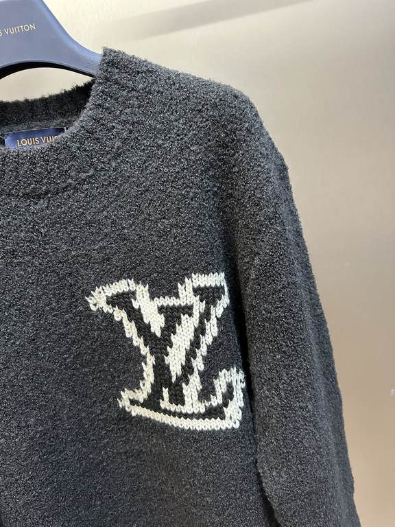 p415 LV large logo appliquéd sweaterThe color of the wool yarn is fixed dyeing, and the logo is difficult to weave with 9 wool yarns into one yarn! Neckline position threaded in the middle to add high elasticity rubber b