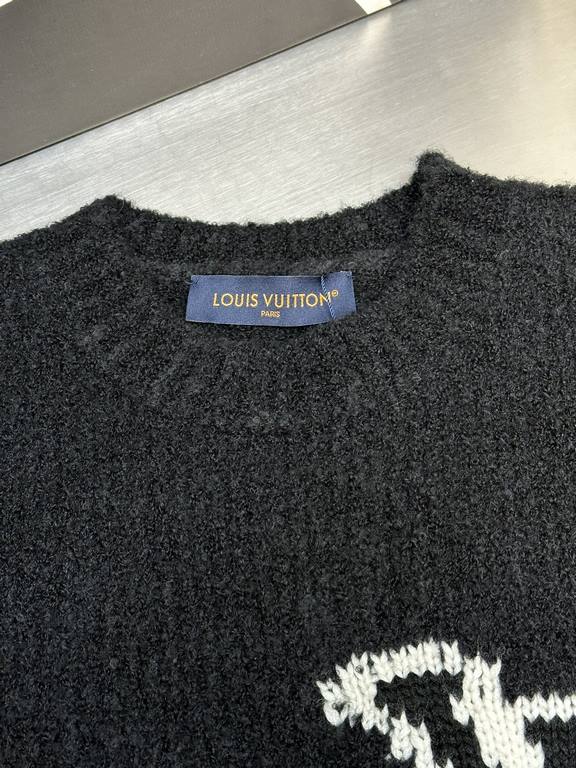 p415 LV large logo appliquéd sweaterThe color of the wool yarn is fixed dyeing, and the logo is difficult to weave with 9 wool yarns into one yarn! Neckline position threaded in the middle to add high elasticity rubber b