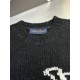 p415 LV large logo appliquéd sweaterThe color of the wool yarn is fixed dyeing, and the logo is difficult to weave with 9 wool yarns into one yarn! Neckline position threaded in the middle to add high elasticity rubber b