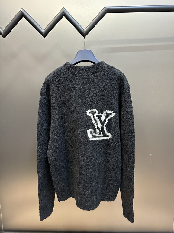 p415 LV large logo appliquéd sweaterThe color of the wool yarn is fixed dyeing, and the logo is difficult to weave with 9 wool yarns into one yarn! Neckline position threaded in the middle to add high elasticity rubber b