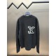 p415 LV large logo appliquéd sweaterThe color of the wool yarn is fixed dyeing, and the logo is difficult to weave with 9 wool yarns into one yarn! Neckline position threaded in the middle to add high elasticity rubber b