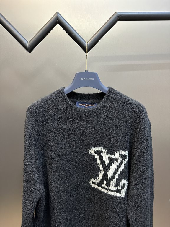 p415 LV large logo appliquéd sweaterThe color of the wool yarn is fixed dyeing, and the logo is difficult to weave with 9 wool yarns into one yarn! Neckline position threaded in the middle to add high elasticity rubber b