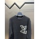 p415 LV large logo appliquéd sweaterThe color of the wool yarn is fixed dyeing, and the logo is difficult to weave with 9 wool yarns into one yarn! Neckline position threaded in the middle to add high elasticity rubber b