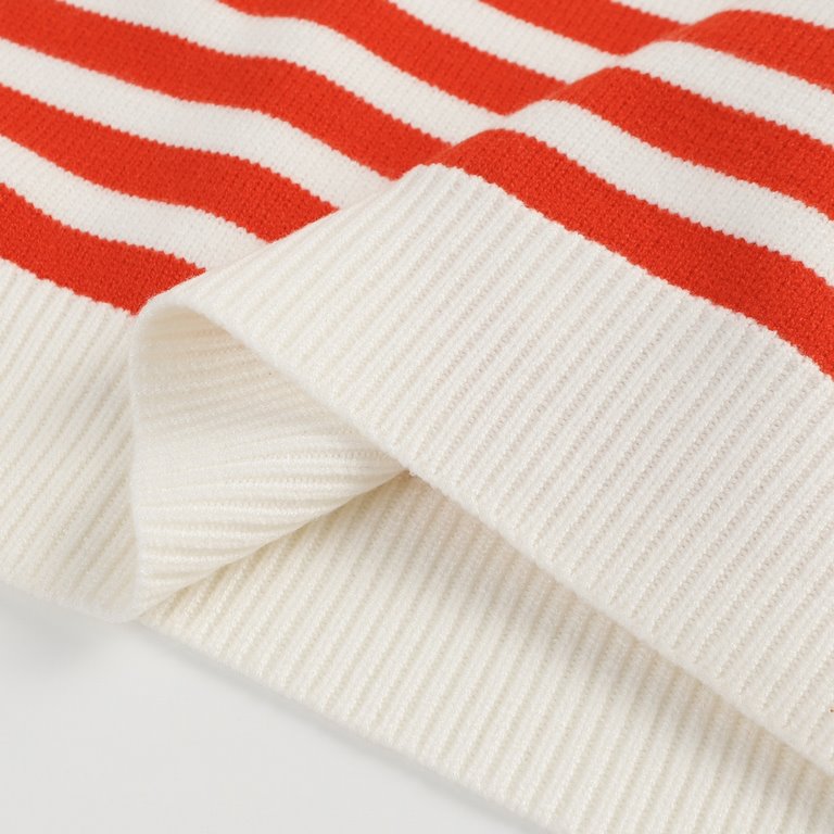 P220 Product DetailsTraditional motifs are reinterpreted through the Gucci aesthetic in a series of classic knitwear pieces. Crafted from jersey cotton, this sweater is brightened with red and ivory stripes. A Gucci appl