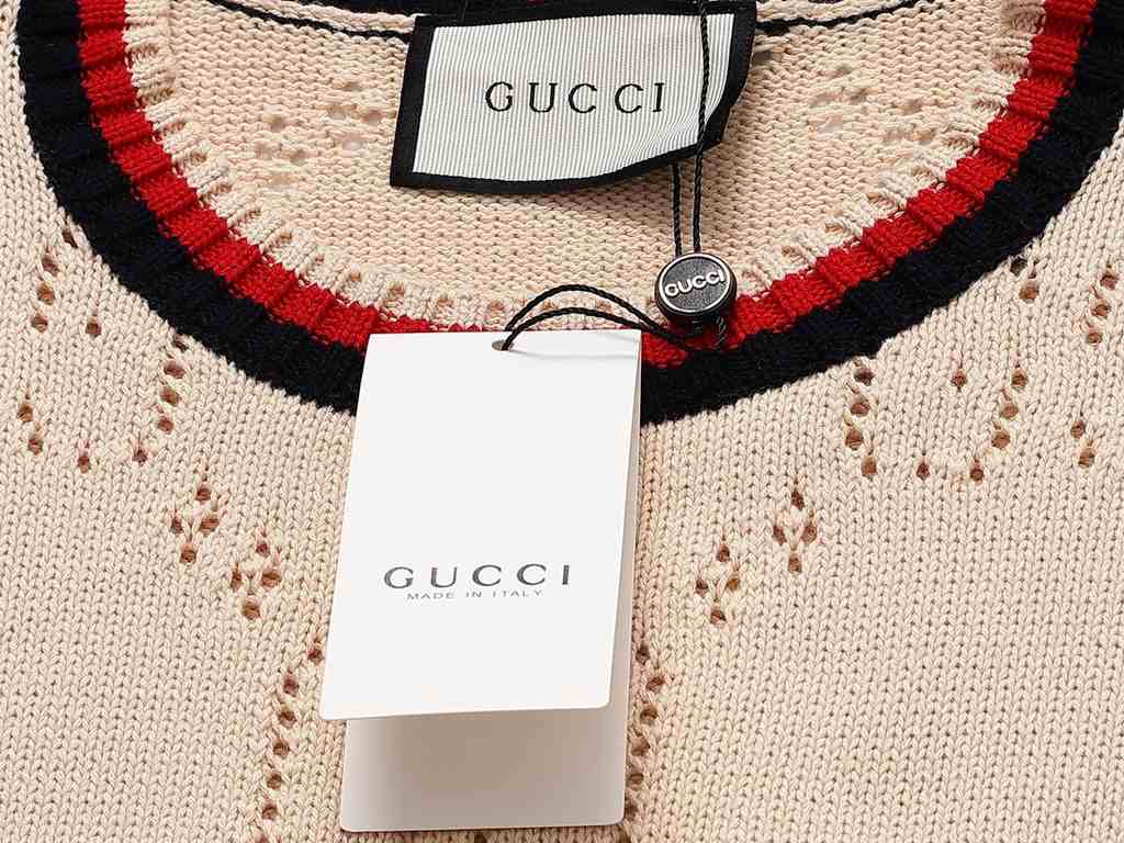 P275 (top of the line version) Distinctive cartons)Style Gucci Gucci Full Print Cutout SweaterColor picture colorSize XS S M LMaterial 100% woolAccessories full set of customized accessories