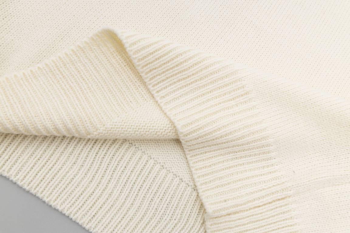 P225FEND Fendi lambswool jacquard long sleeve sweaterLamb's wool and lambswool half-patch fabric is soft and delicate.Partial jacquard design, front and back alignmentSize XS S M L Original Fabric 45% Lamb's wool, 45% La